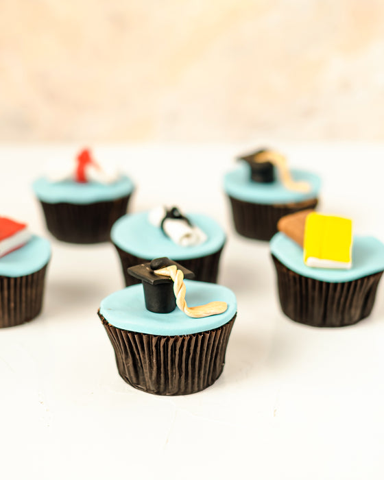 6 Graduation Theme Cupcakes